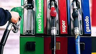 Aumenti di Pasqua ai distributori di benzina