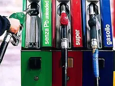 Aumenti di Pasqua ai distributori di benzina