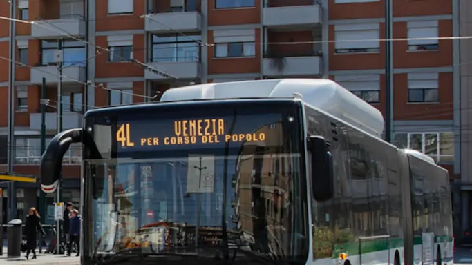 Agenzia Candussi. Pendolari a Piazzale Cialdini, Mestre.