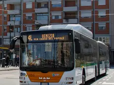 Agenzia Candussi. Pendolari a Piazzale Cialdini, Mestre.