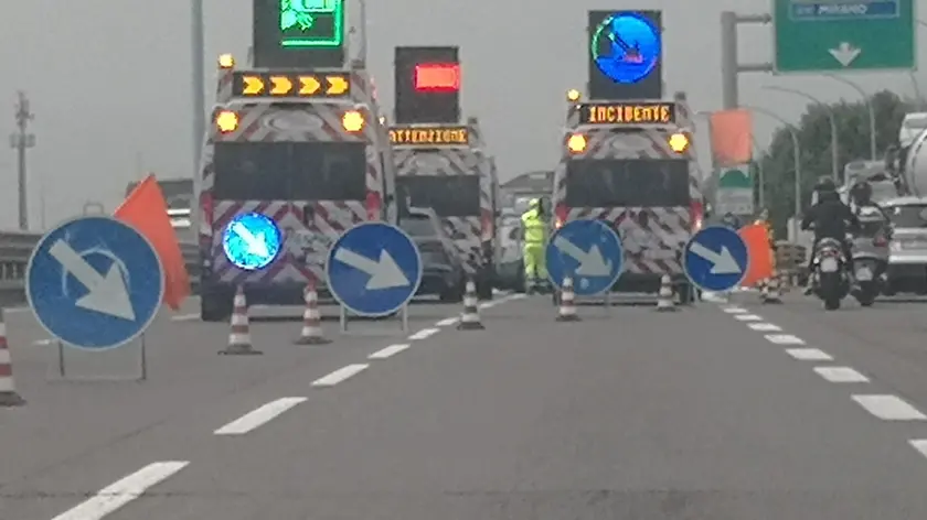 Lo scontro tra un camion e un'autovettura ha creato code e traffico