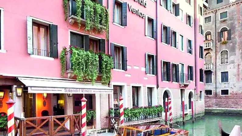 La facciata dell’albergo di Starhotels, a pochi passi da San Marco