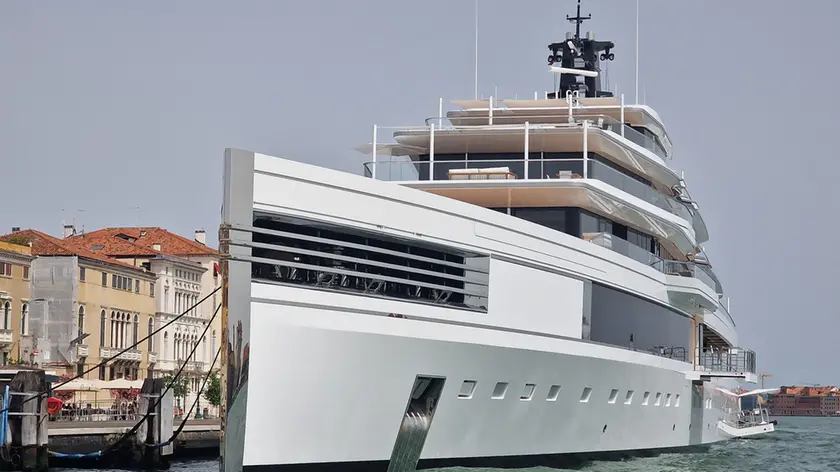 Mega yacht ormeggiato alle Zattere