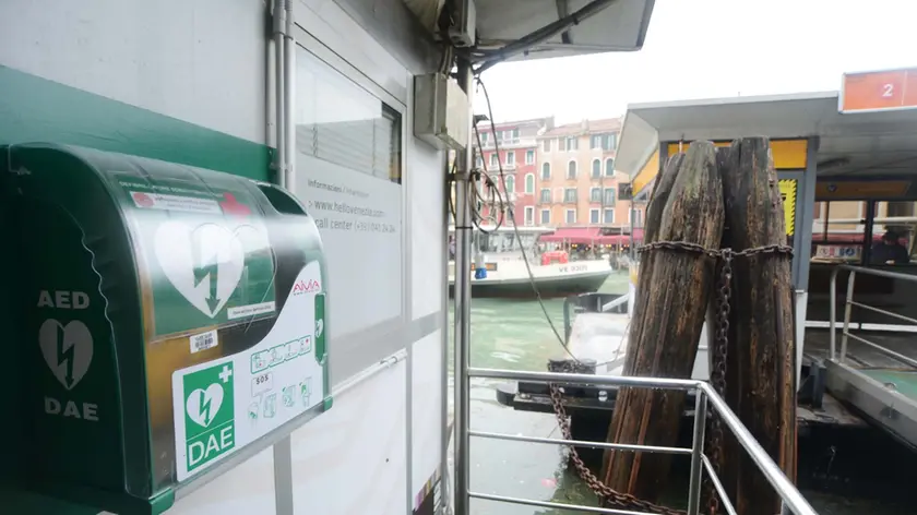 La teca con il defibrillatore al pontile
