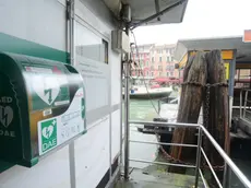 La teca con il defibrillatore al pontile