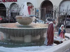 La fontana ghiacciata dietro l'angelo del Presepe (foto Tommasella)