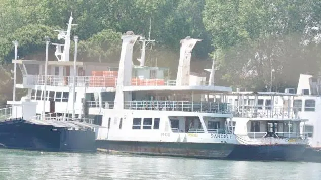 La motonave Sandra Z, ormeggiata a Sant’Elena da qualche settimana a questa parte