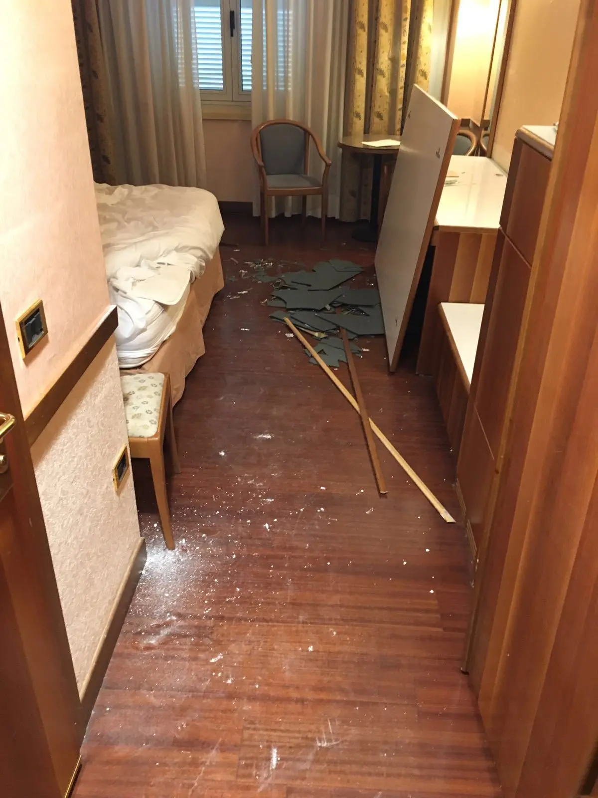 Calcinacci e arredi divelti nelle stanze