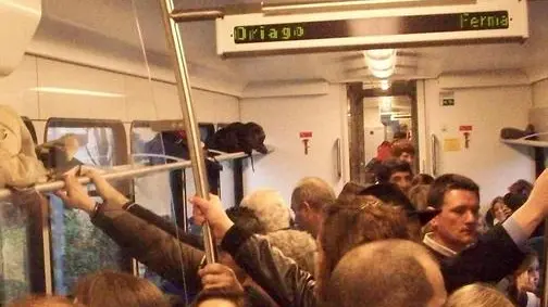 DISAGI PER I PENDOLARI DI PIOVE DI SACCO SUI TRENI SULLA LINEA ADRIA MESTRE IN FOTO I VAGONI STIPATI