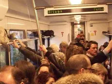 DISAGI PER I PENDOLARI DI PIOVE DI SACCO SUI TRENI SULLA LINEA ADRIA MESTRE IN FOTO I VAGONI STIPATI