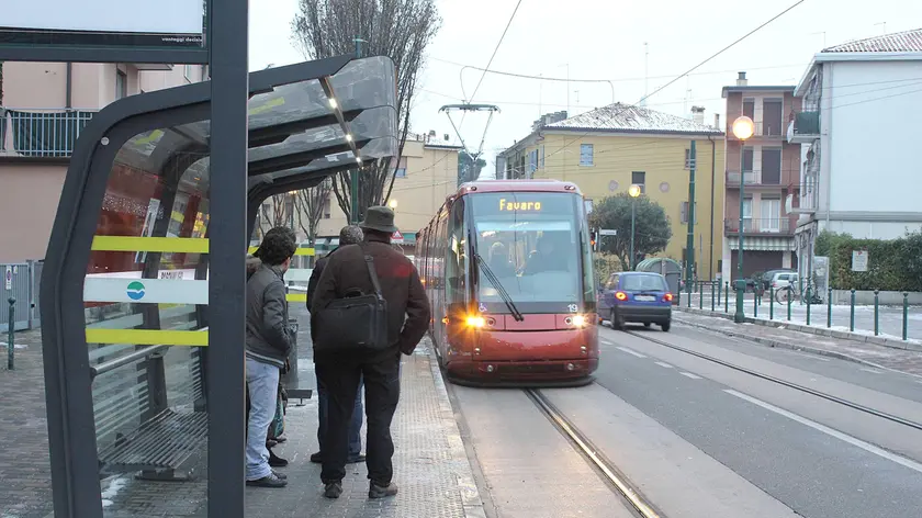 AGOSTINI: MESTRE IL TRAM IN ESERCIZIO IN VIA SAN DONˆ ORE 7,30 tram mestre prima corsa - VIA SAN DONA' Molti gli utenti saliti nelle ore di punta poi l'afflusso si e' stabilizzato Si calcola che in giornata sull'intera linea siano salite circa diecimila persone