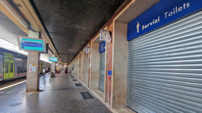I bagni chiusi per i lavori di riqualifica al binario 1 della stazione di Venezia: i passeggeri vengono dirottati nei bar