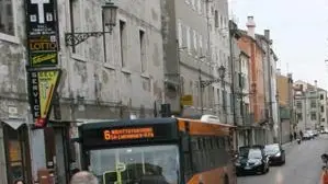 Morsego: mph06b Ruggero Donaggio..Chioggia: calle san Giacomo, alcune amiche dei genirori portano un mazzo di fiori sul luogo dell'incidente Veronese,