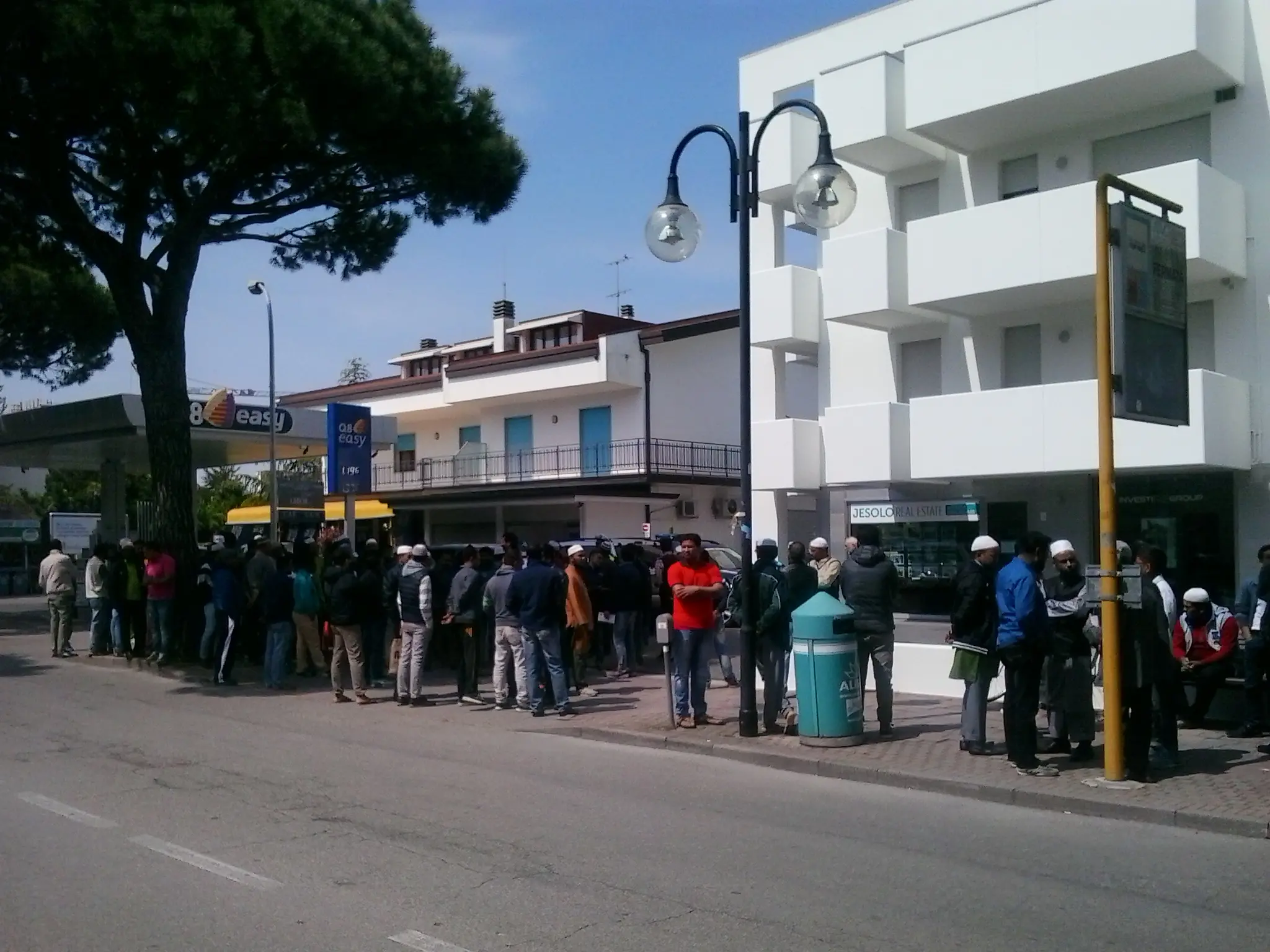 L'incontro dei musulmani davanti al centro di Preghiera, rimasto chiuso a Jesolo (foto Tommasella)