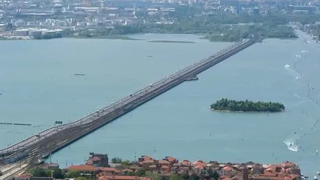 Interpress/Mazzega Venezia, 22.04.2015.- FOTO AEREE Nella foto Venezia e Ponte della Libertà