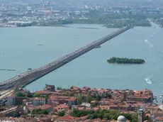 Interpress/Mazzega Venezia, 22.04.2015.- FOTO AEREE Nella foto Venezia e Ponte della Libertà