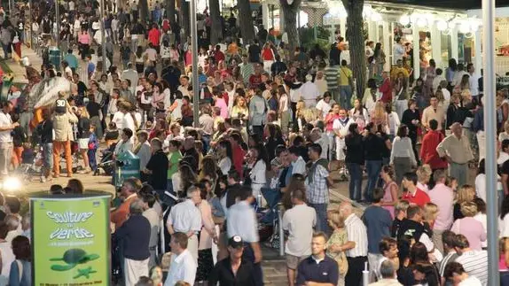 piazzetta casa bianca - - Via Bafile piena di gente venerdi' dopo mezzanotte nel cuore della prima notte bianca a Jesolo C'erano anche molte famiglie con bambini e carozzine al seguito (fotoservizio Gavagnin)