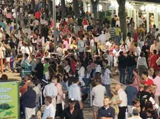 piazzetta casa bianca - - Via Bafile piena di gente venerdi' dopo mezzanotte nel cuore della prima notte bianca a Jesolo C'erano anche molte famiglie con bambini e carozzine al seguito (fotoservizio Gavagnin)