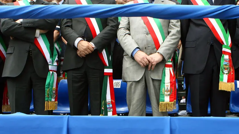 FINANZIARIA:SINDACI MOBILITATI,GIOVEDI'SIT-IN A MONTECITORIO. Una recente immagine d'archivio di sindaci che partecipano ad una manifestazione pubblica. Mobilitazione dei sindaci giovedi' davanti a Montecitorio: lo ha annunciato questa sera il presidente dell'Anci, Sergio Chiamparino, precisando che in tarda mattinata in concomitanza con l'inizio alla Camera della discussione sulla Finanziaria si terra' una seduta straordinaria del consiglio nazionale dell'associazione dei comuni aperta a tutti i sindaci d'Italia. CIRO FUSCO/ ARCHIVIO ANSA/ li