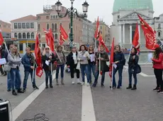 .- Interpress/Mazzega Venezia, 19.10.2017.- Stazione Santa Lucia, presidio lavoratori "Appalti Grandi Stazioni".- Massimi ribassi sulla pelle dei lavoratori.-