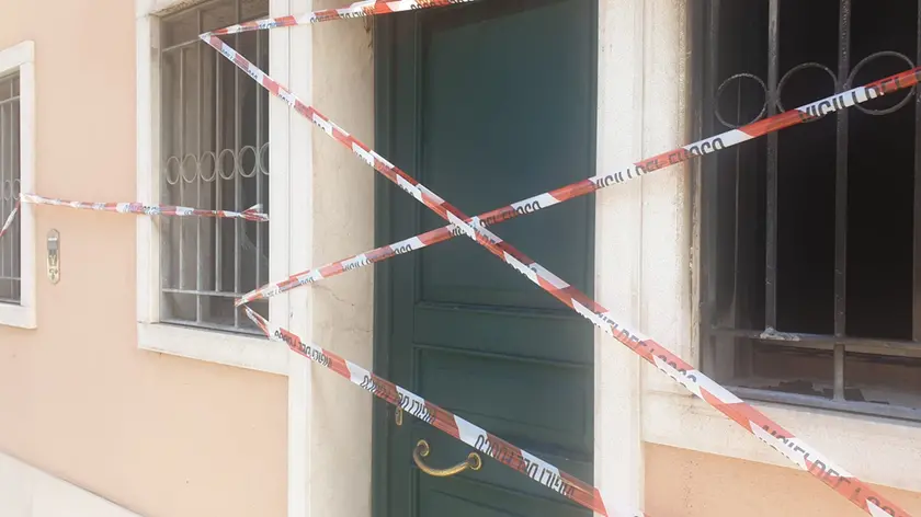 La casa dove è divampato l'incendio: sono morte tre persone