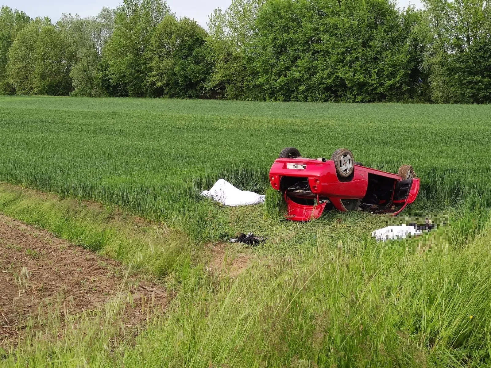 La Fiat Barchetta ribaltata sul campo (foto Pòrcile)