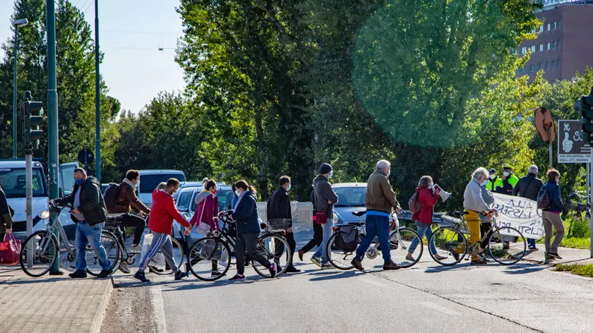 Oggi martedì 13 ottobre 2020, ore 10, manifestazione di protesta contro il progetto per la futura viabilità ciclopedonale di attraversamento della via Caravaggio (fronte nuovo iperLando), che prevede una passerella con ascensore che ne impedirà la fruizione a molte categorie di utenti. Organizzano la protesta Renzo Rivis (Consigliere Municipalità Chirignago Zelarino) Michele Boato (Consigliere Municipalità Mestre Carpenedo)
