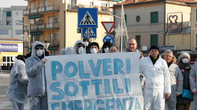 Agenzia Candussi, giornalista FAvarato. Protesta attivisti in via Miranese di fronte alla sede ARPAV