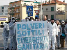 Agenzia Candussi, giornalista FAvarato. Protesta attivisti in via Miranese di fronte alla sede ARPAV