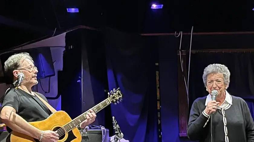 Carmela Toldo, 89 anni, insieme al figlio Federico Della Puppa che la accompagna alla chitarra elettrica