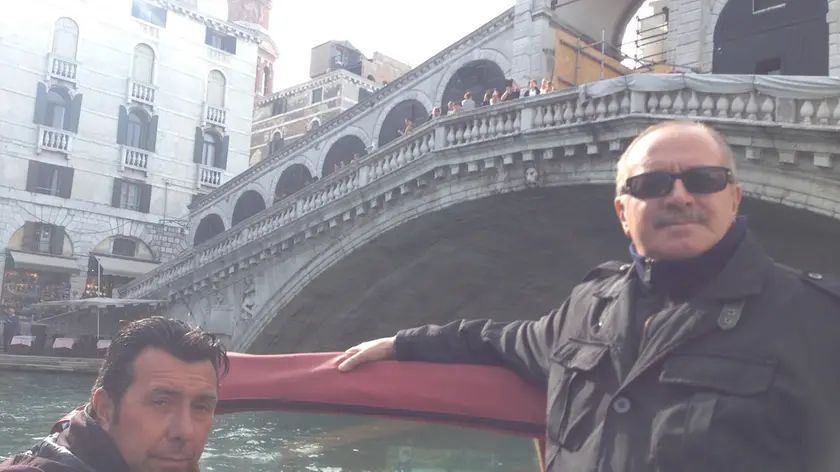 Luigi Garizzo a bordo del taxi ibrido a Rialto