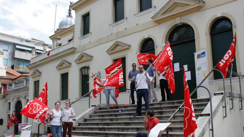 Presidio lavoratori di fronte alla biblioteca civica VEZ, Via Carducci Mestre,