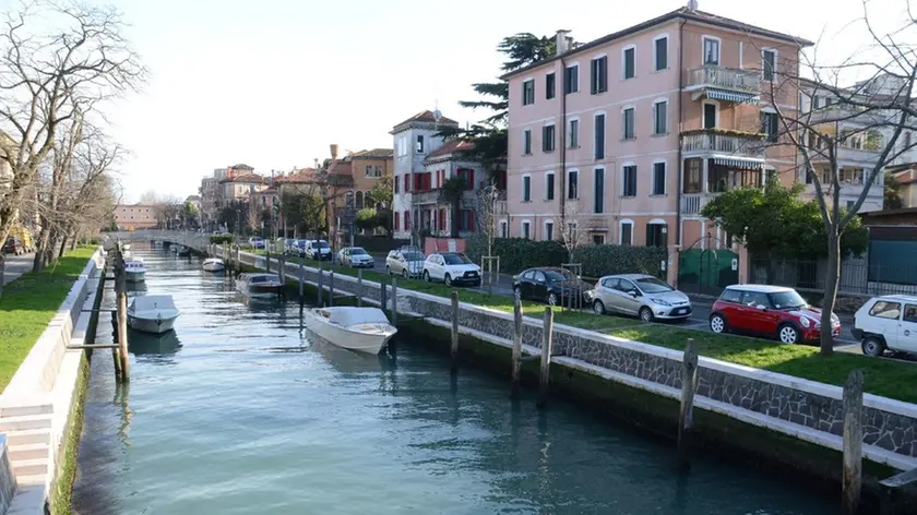 INTERPRESS/GF.TAGLIAPIETRA. 28.01.2014.- LIDO DI VENEZIA, RITROVATO CADAVERE NEL CANALE ANTISTANTE A VIA LOREDAN.