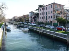 INTERPRESS/GF.TAGLIAPIETRA. 28.01.2014.- LIDO DI VENEZIA, RITROVATO CADAVERE NEL CANALE ANTISTANTE A VIA LOREDAN.