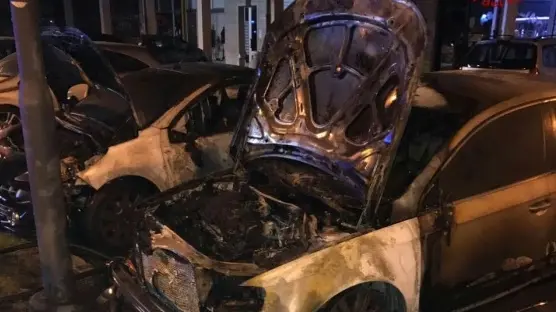 Le auto danneggiate dal piromane in piazza Pio X