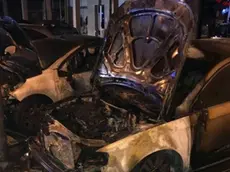Le auto danneggiate dal piromane in piazza Pio X
