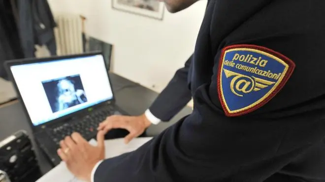 Materiale mostrato durante la conferenza stampa della polizia postale di Genova nell'ambito di una operazione che ha portato alla denuncia di decine di persone in tutta Italia per aver scaricato on-line film e telefilm coperti dal diritto d'autore, stamani 14 settembre 2010. ANSA/LUCA ZENNARO