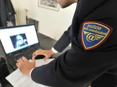 Materiale mostrato durante la conferenza stampa della polizia postale di Genova nell'ambito di una operazione che ha portato alla denuncia di decine di persone in tutta Italia per aver scaricato on-line film e telefilm coperti dal diritto d'autore, stamani 14 settembre 2010. ANSA/LUCA ZENNARO