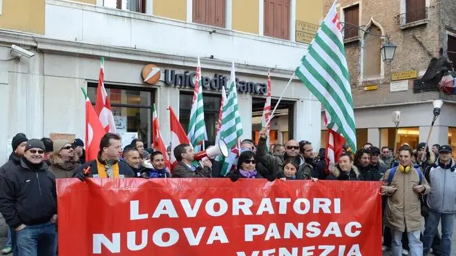 Morsego Venezia 16.11.2011.- Manifestazione lavoratori PANSAC davanti all'Uniceedit Banca a San Salvador.- Interpress