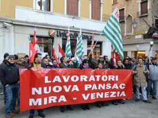 Morsego Venezia 16.11.2011.- Manifestazione lavoratori PANSAC davanti all'Uniceedit Banca a San Salvador.- Interpress