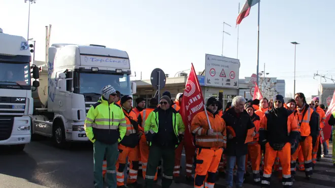 Sciopero dei lavoratori del porto all'ingresso del porto commerciale di Marghera