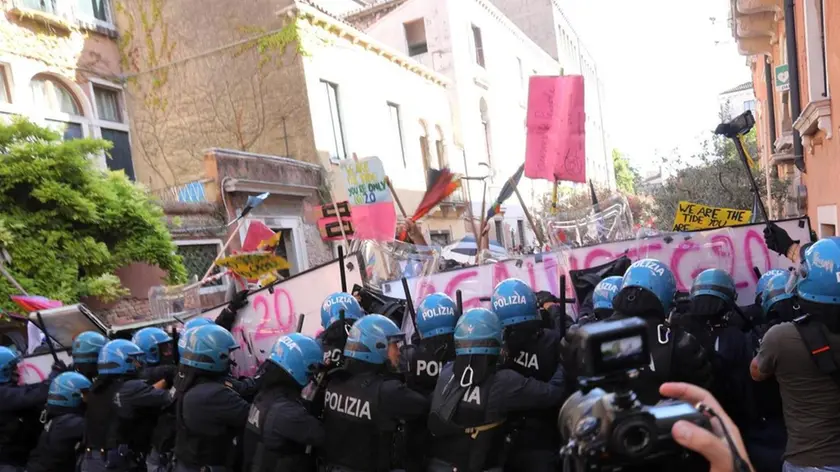 10/07/2021 Venezia. manifestazione degli antagonisti con il G20 dell'Economia. La polizia carica il corteo