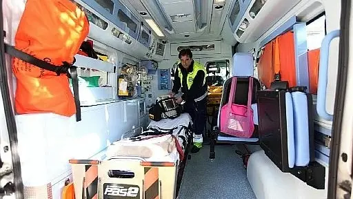 Una donna si è suicidata sparandosi con la pistola del marito, inutili i soccorsi