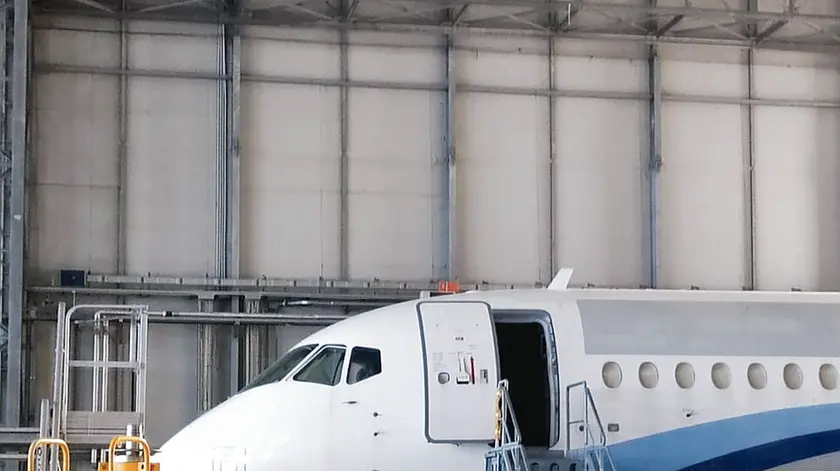 Uno degli hangar di Tessera dove vengono allestiti gli aerei Superjet;