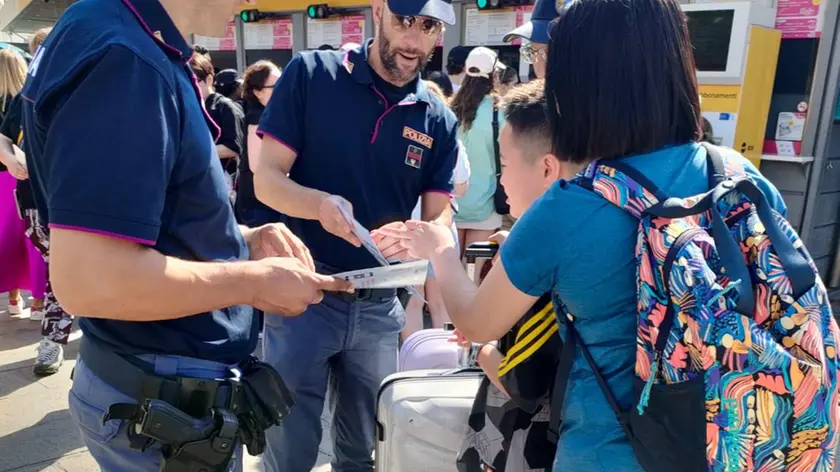La polizia scende in campo a Venezia per spiegare ai turisti come diffidare dai borseggiatori