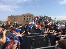 Un gruppo di appartenenti al Centro sociale Morion protesta davanti ad uno dei due varchi, ai piedi del Ponte di Calatrava a piazzale Roma, voluti dal comune per limitare gli ingressi ai turisti a Venezia, 29 aprile 2018. .ANSA