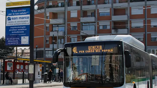 Agenzia Candussi. Pendolari a Piazzale Cialdini, Mestre.