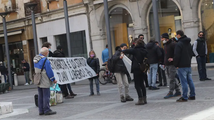 Una manifestazione per l'anarchico Sorroche