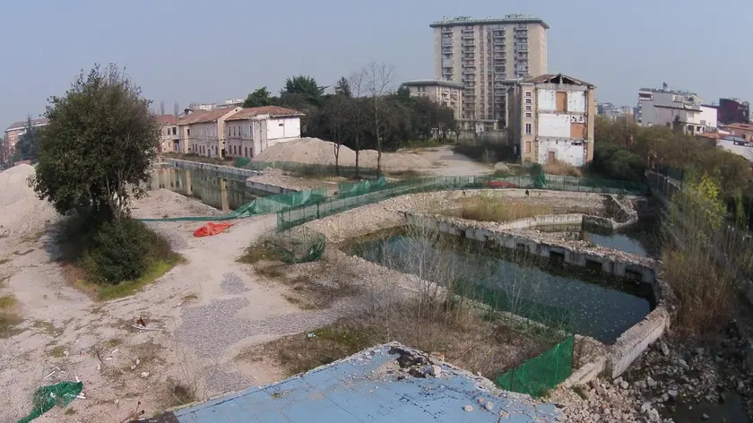 L’area dove sorgeva l’ospedale civile Umberto I: abbattuto nel 2009 è diventato progressivamente un parcheggio a pagamento. Adesso appartiene a una società immobiliare del Gruppo Alì