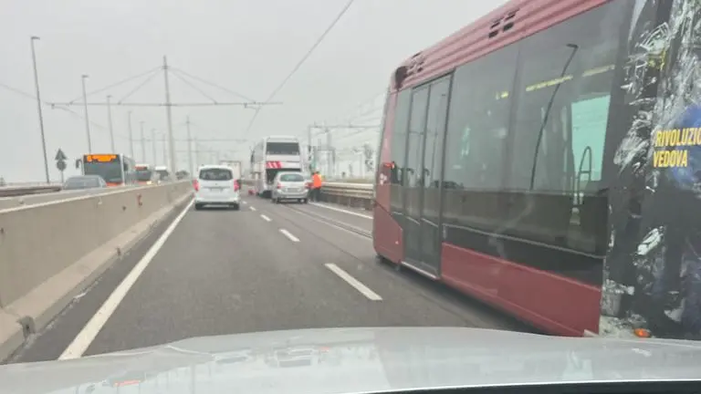 Sullo sfondo, l'autobus fermo